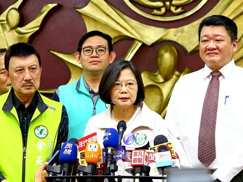 Tổng thống Thái Anh Văn : Tôi không có sợ ai hết. Hàn Quốc Du và Quách Đài Minh sợ tôi mới đúng