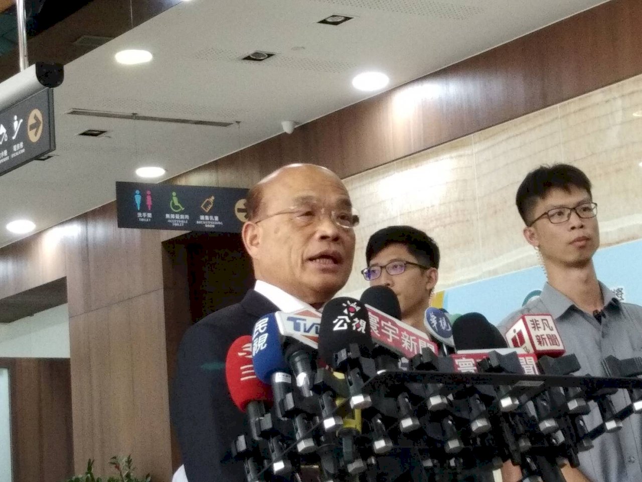 Thủ tướng sẽ là người quyết định cho việc năm sau có tăng lương cho giáo viên, công chức, quân nhân hay không