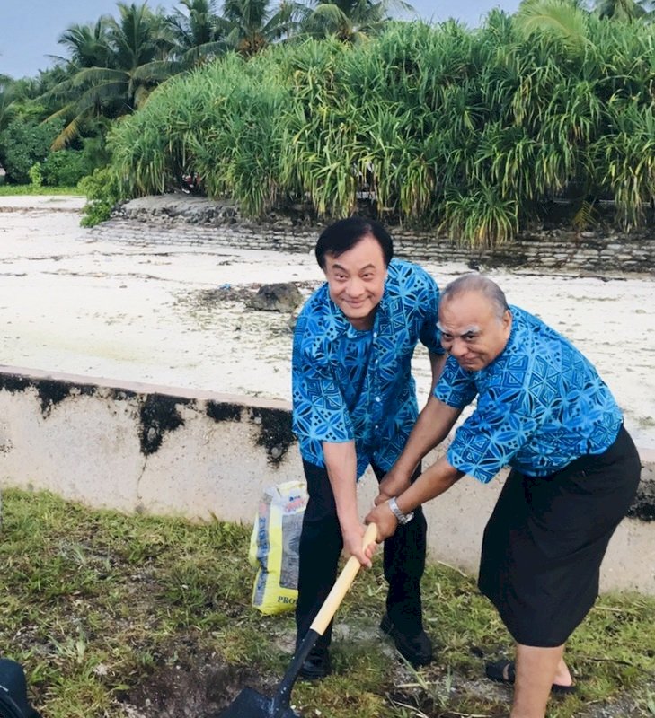 Ông Tô Gia Toàn đến thăm Kiribati, cùng Viện trưởng Viện Lập pháp trồng cây dừa hữu nghị
