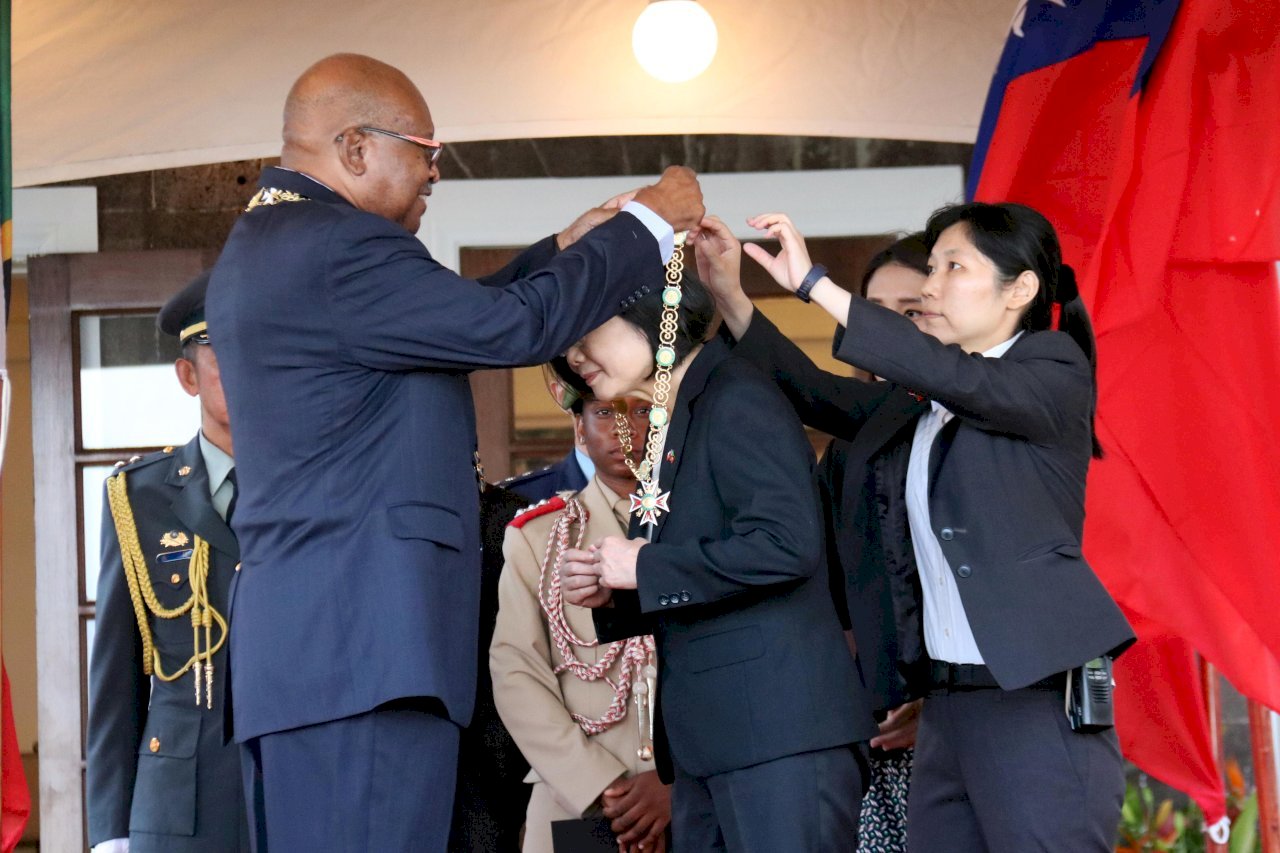 Tổng thống Thái Anh Văn được tặng huy chương Order of St. Christopher and Nevis.