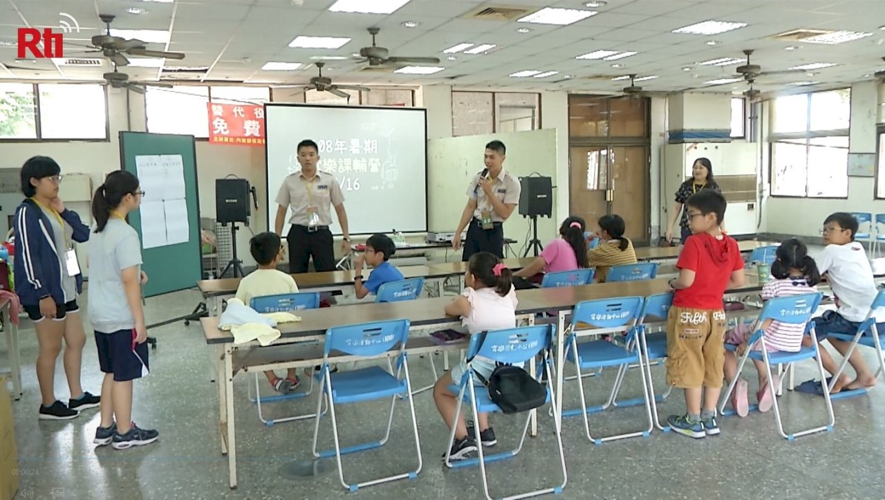 Không chỉ là vui chơi và ăn uống, trại hè còn dạy các em làm việc nhà