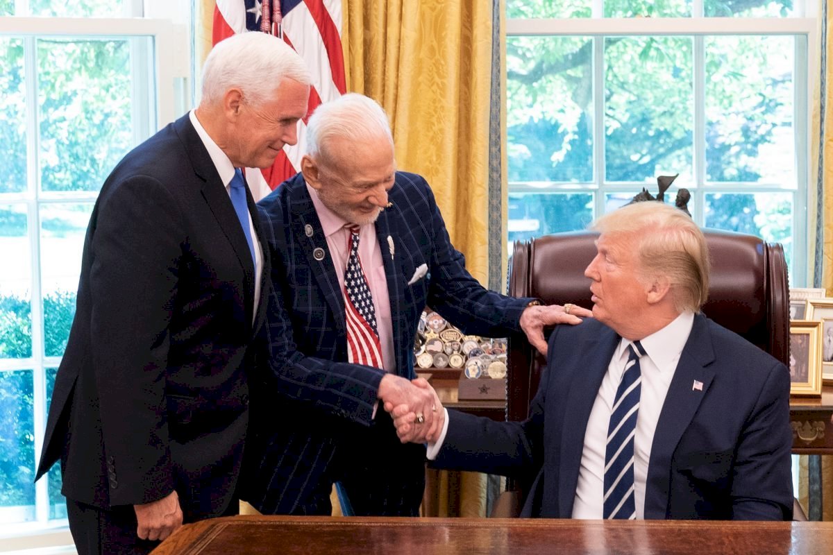 Tổng thống Mỹ Donald Trump muốn NASA lên sao Hỏa thay vì Mặt Trăng
