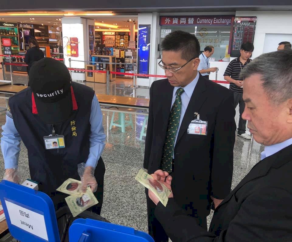 Nga bùng phát dịch tả lợn châu Phi, ông Từ Quốc Dũng đến thị sát tình hình kiểm tra hành lý xách tay tại Sân bay Đào Viên