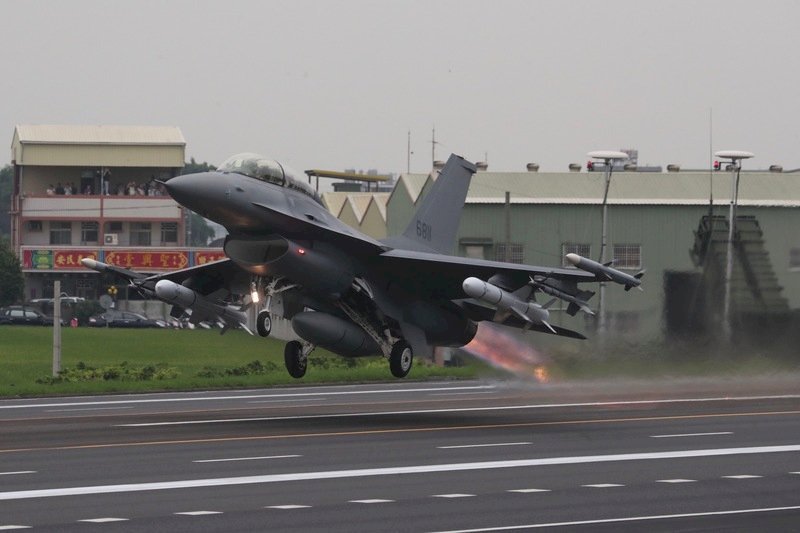 Tổng thống Mỹ Donald Trump đã phê chuẩn dự án bán máy bay chiến đấu F-16 cho Đài Loan