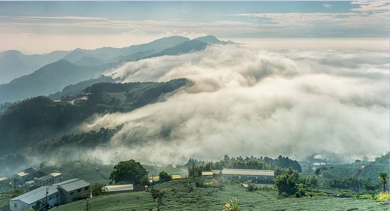 Ánh lưu ly trên núi A Lý Sơn sau mưa đẹp huyền ảo như tiên cảnh chốn trần gian