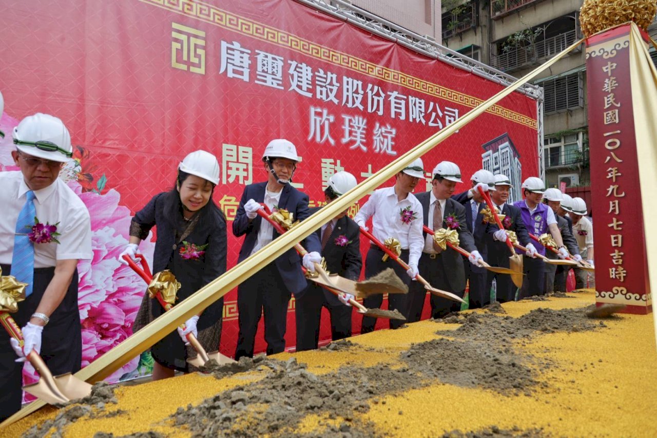 Động thổ tái xây dựng loạt nhà ở cũ có nguy cơ ở Bản Kiều , trường hợp đầu tiên trên toàn quốc được phê chuẩn tái xây dựng