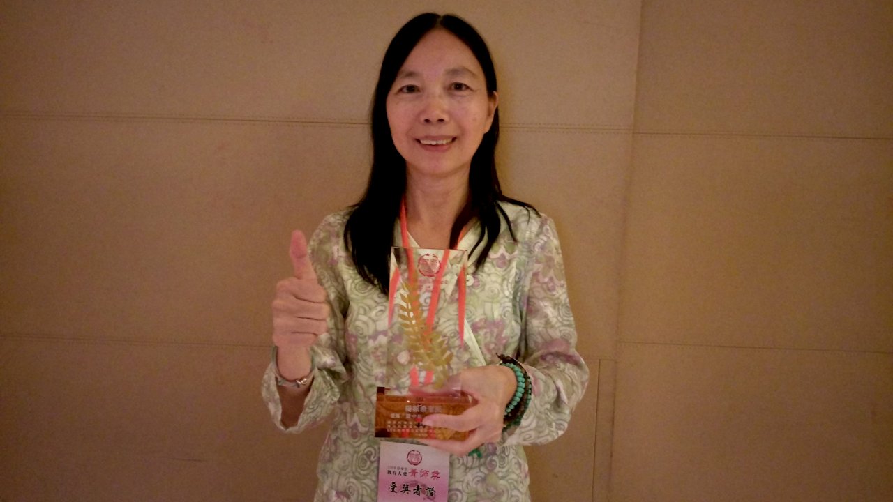 Cô Dương Bội Hy được nhận giải thưởng Nhà giáo ưu tú giàu lòng nhân ái.