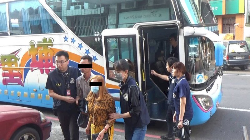 42 lao động di trú bất hợp pháp người Việt Nam thuê xe du lịch đi chơi, bị Đội đặc nhiệm thành phố Đài Nam bắt được trên đường Quốc lộ số 3