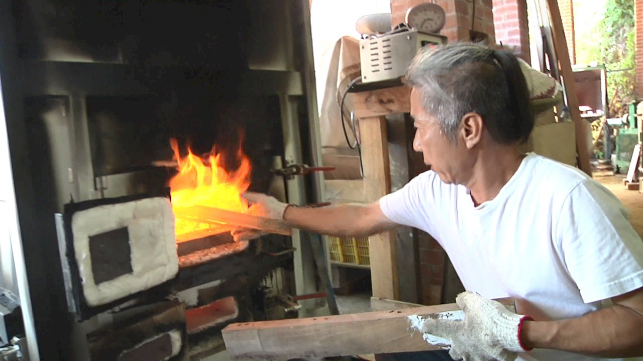 Kiên trì dùng củi nung gốm sứ để tạo ra tác phẩm có một không hai.