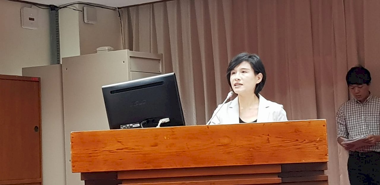 Trung Quốc chế nhạo giải Kim Mã. Trịnh Lệ Quân kêu gọi chính phủ các nước hãy tôn trọng sự sáng tạo và tự do ngôn luận của những người làm điện ảnh