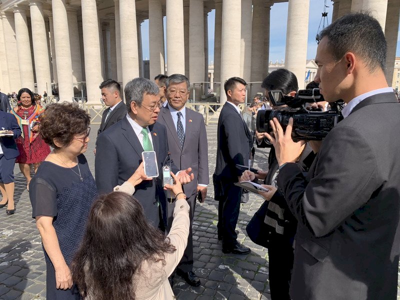 Phó tổng thống Trần Kiến Nhân đi dự lễ phong Thánh tại Tòa thánh Vatican, ông mời Đức Giáo Hoàng đến thăm Đài Loan