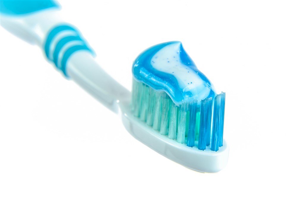 Cư dân mạng đồn kem đánh răng có thể tiêu mụn. Bác sĩ bác bỏ tin đồn này.