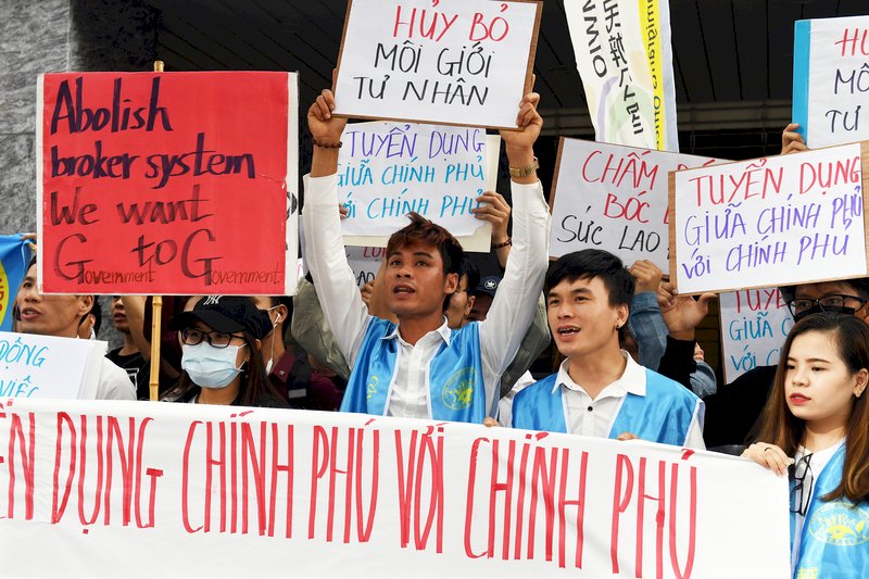 Lao động di trú các nước biểu tình phản đối bóc lột, hi vọng chính phủ có thể xóa bỏ chế độ môi giới, đứng ra tuyển dụng trực tiếp
