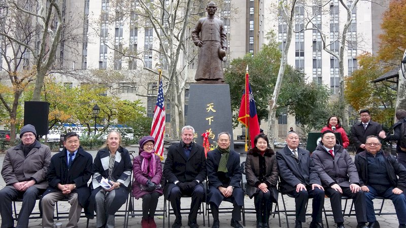 Sau 8 năm cố gắng, tượng đồng Quốc phụ Tôn Trung Sơn được đặt tại New York mãi mãi