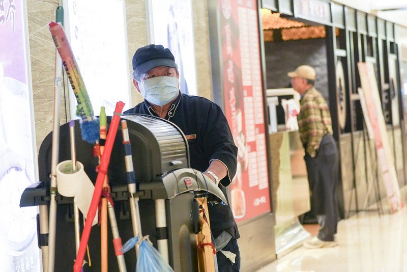 Thông qua lần ba Luật xúc tiến việc làm cho người trung niên và cao tuổi, doanh nghiệp kỳ thị tuổi tác sẽ bị phạt nhiều nhất 1,5 triệu Đài tệ