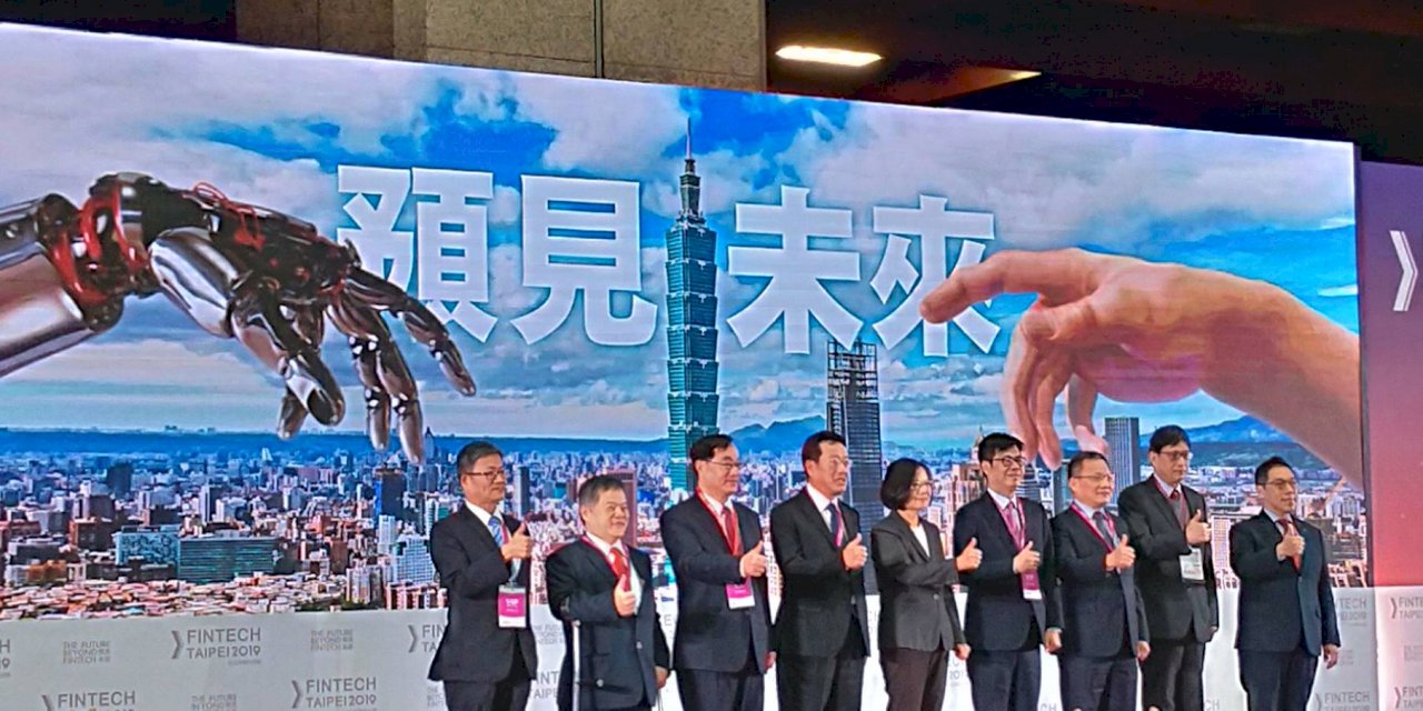 Tham dự triển lãm Fintech, Tổng thống: nới lỏng quy định để tiền đầu tư rót về nước, người Đài Loan có thể quản lý tiền của người Đài Loan