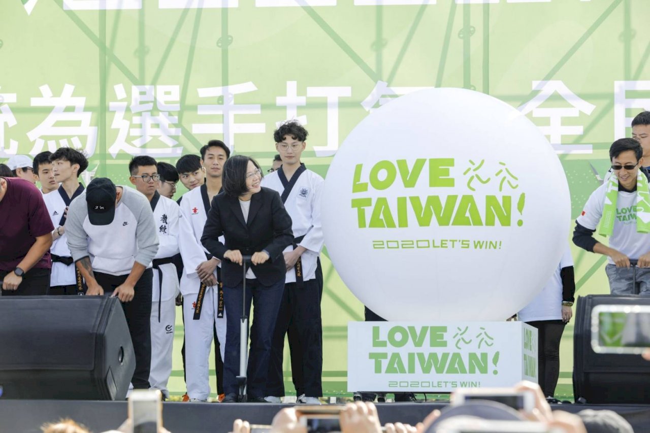 Tổng thống Thái Anh Văn tham gia hoạt động đi bộ vì sức khỏe Love Taiwan Let's win