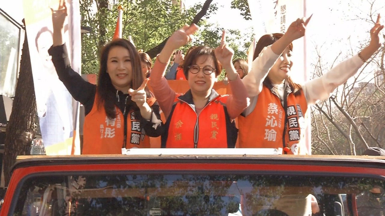 Xe vận động tranh cử của đảng Thân Dân phát lời kêu gọi ủng hộ của ông Quách Đài Minh.