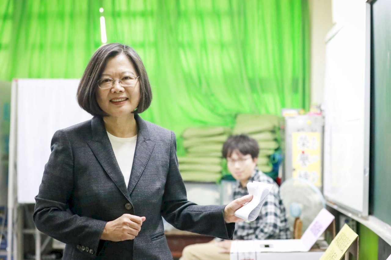 Tổng thống Thái Anh Văn đi bỏ phiếu, bà kêu gọi công dân Đài Loan hãy thực hiện quyền lợi của mình