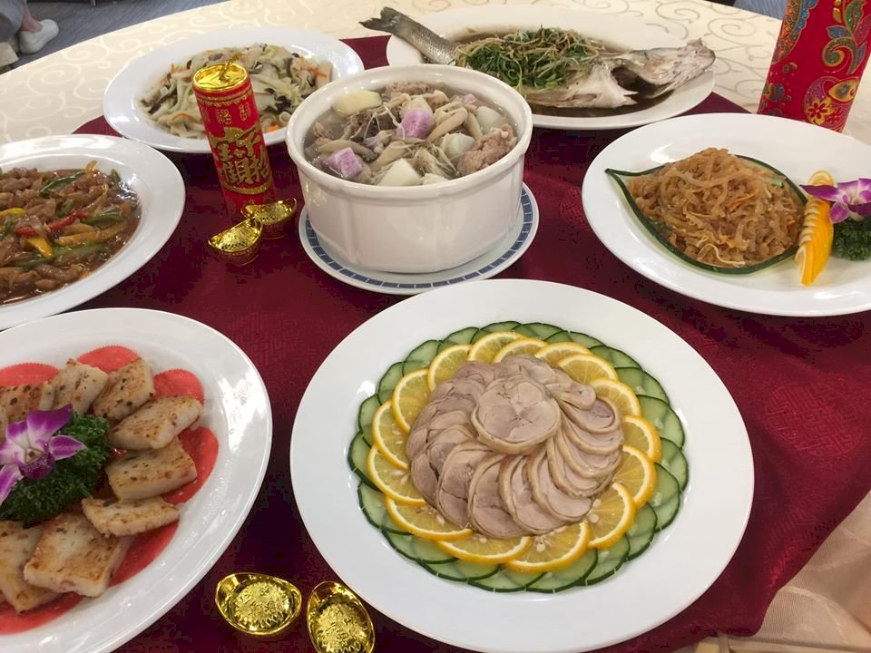 Món ăn Tết hâm đi hâm lại nhiều lần sẽ không tốt cho sức khỏe. Chuyên gia dinh dưỡng nhắc nhở phải có chế độ ăn cân bằng và đẩy đủ dinh dưỡng