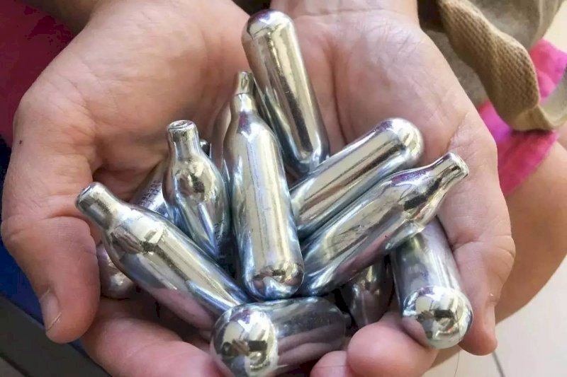 Đan Mạch cấm bán bong bóng cười cho trẻ vị thành niên