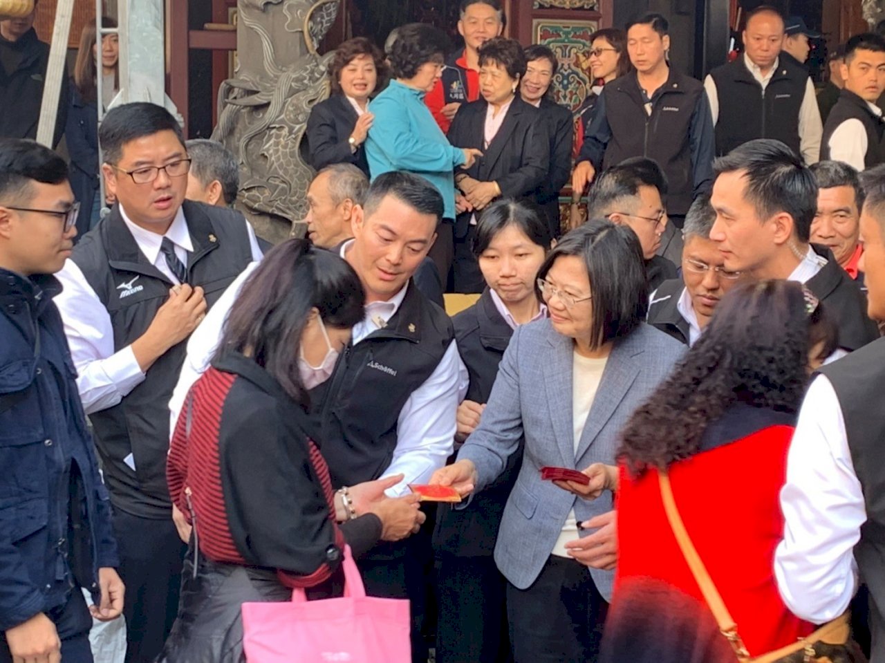 Ngày mồng 1 Tết Tổng thống Thái Anh Văn đi lễ chùa cầu phúc, kêu gọi toàn dân đoàn kết để cùng nhau vượt qua thách thức của dịch viêm phổi Vũ Hán