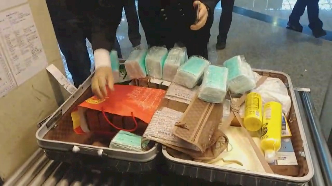 (Video) Du khách xuất cảnh chỉ được mang theo 5 hộp khẩu trang, mang quá số lượng cho phép sẽ bị tịch thu