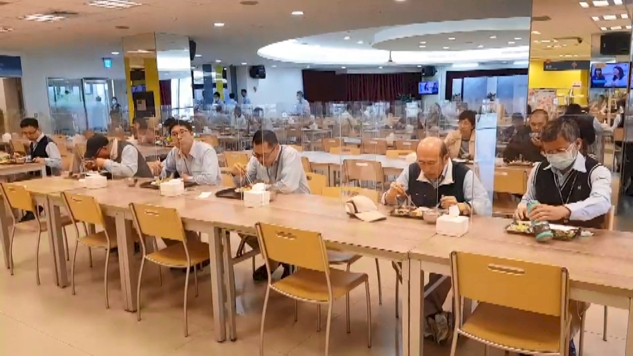 Nhà ăn của Tập đoàn Gang thép Đài Loan thiết kế vách nhựa mica phòng chống lây nhiễm bệnh.