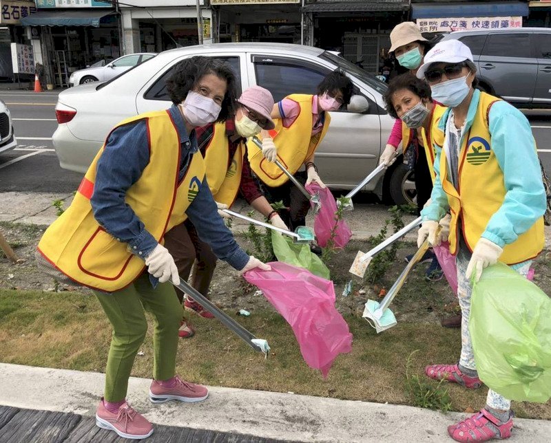 Khẩu trang đã được sử dụng nên bọc trong túi trước khi vứt chung với “chất thải thông thường”. Sở bảo vệ môi trường kêu gọi đừng vứt rác bừa bãi