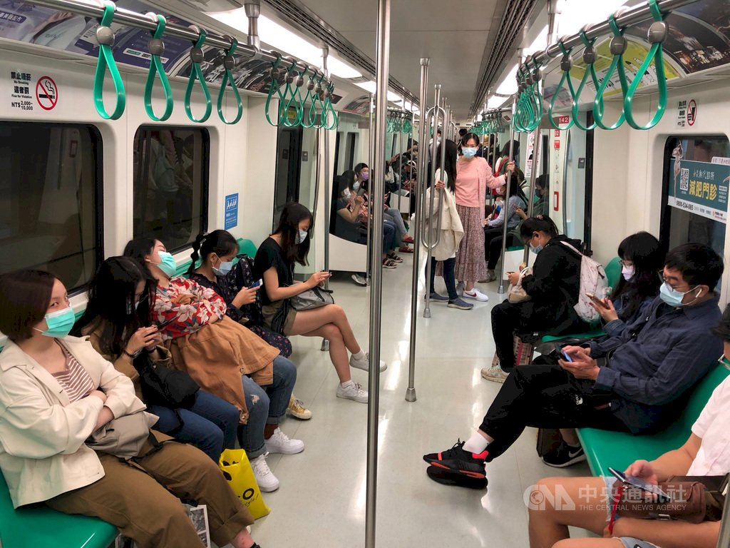 Từ ngày 04/4 người không đeo khẩu trang khi sử dụng phương tiện xe buýt và xe điện ngầm sẽ chịu phạt ít nhất 3.000 Đài tệ