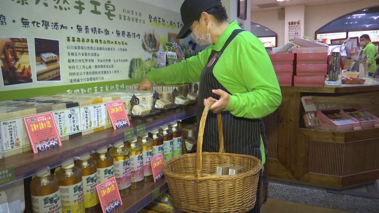 (Video) Giúp người kiêm cả phòng dịch. Lượng tiêu thụ xà phòng thủ công do xưởng những người khuyết tật sản xuất tăng mạnh