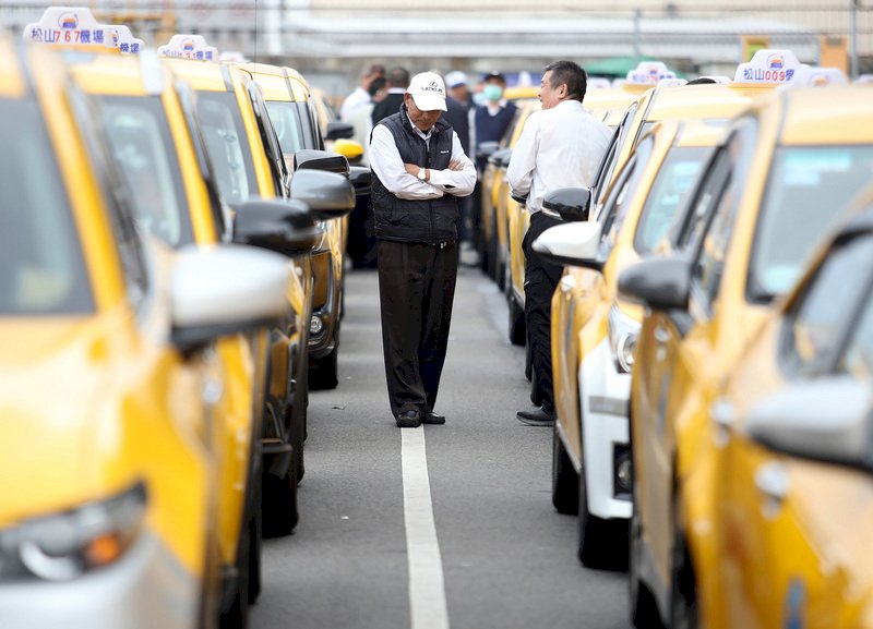 Trạm đăng kiểm tăng ca cuối tuần nhận đăng ký xin trợ cấp cho tài xế taxi và xe du lịch