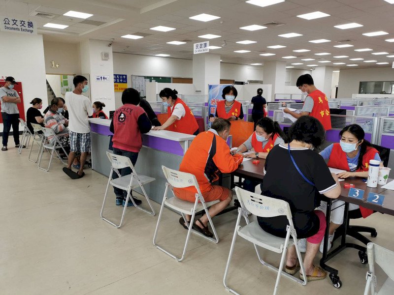 Viện Hành chính nới lỏng tiêu chuẩn xin khoản trợ cấp 10 nghìn Đài tệ, ngày đầu tiên đã có hơn 10 nghìn người đến làm thủ tục