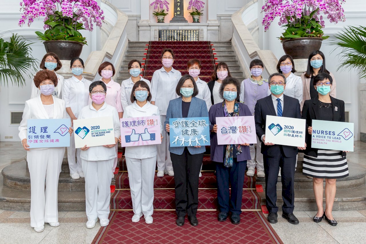 Cám ơn nhân viên y tế. Tổng thống: Vết hằn vinh quang trên khuôn mặt nhân viên y tế sẽ in đậm trong lòng người dân Đài Loan.