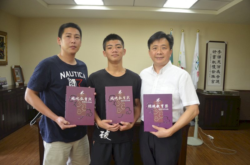 4 trong số 7 anh chị em trong gia đình cha mẹ mất sớm đã đoạt giải thưởng Giáo dục của Tổng thống
