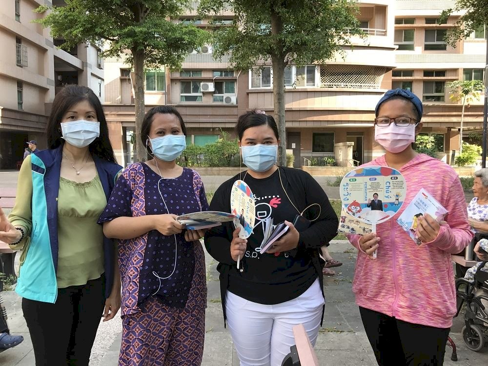 Chính quyền huyện Bình Đông phát hành sổ tay hướng dẫn chăm sóc sức khỏe đơn giản phiên bản tiếng Việt, tiếng Indonesia và tiếng Anh