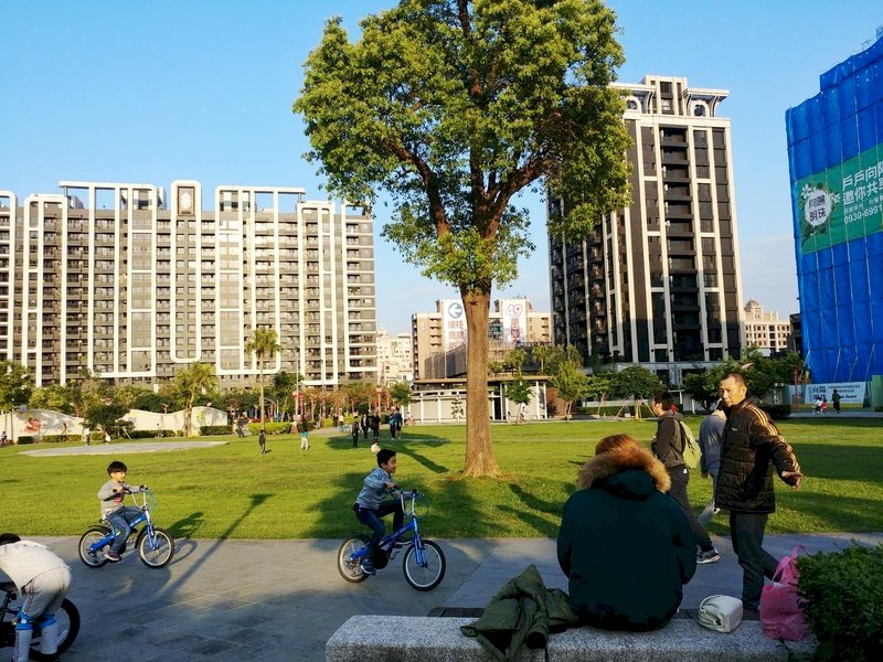 Cục khí tượng đưa cảnh báo vàng vì trời nắng nóng, người dân cần phải làm tốt công tác chống tia tử ngoại khi ra ngoài
