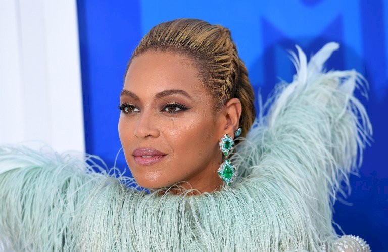 Ca sĩ Beyonce nói về vấn đề phân biệt chủng tộc và giới tính, lời nói dành cho sinh viến tốt nghiệp của cô gây xúc động mạnh