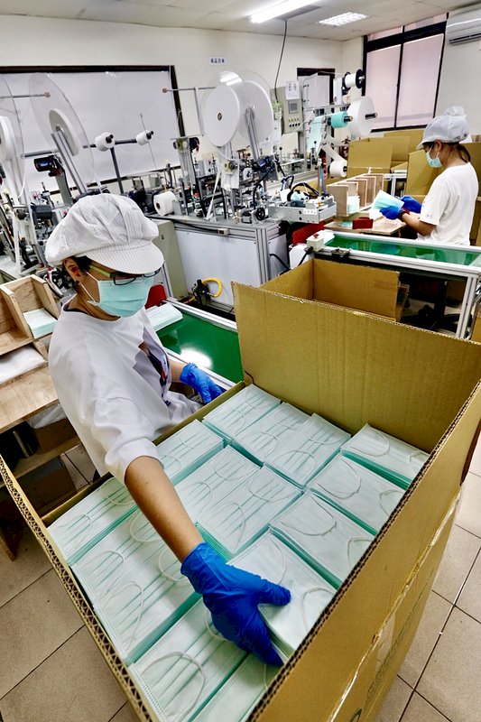 Duy trì công tác phòng chống dịch bệnh, tạm thời vẫn thực thi quy định mua khẩu trang bằng tên thật
