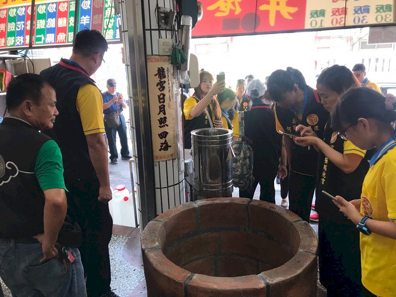Người dân xếp hàng dài để chờ hứng nước giờ Ngọ tại giếng cổ Long Tỉnh có lịch sử hơn 300 năm