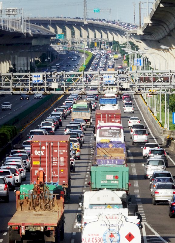 Người dân tự lái xe đi du lịch trong kỳ nghỉ Tết Đoan Ngọ, lượt người đi xe khách giảm 20%