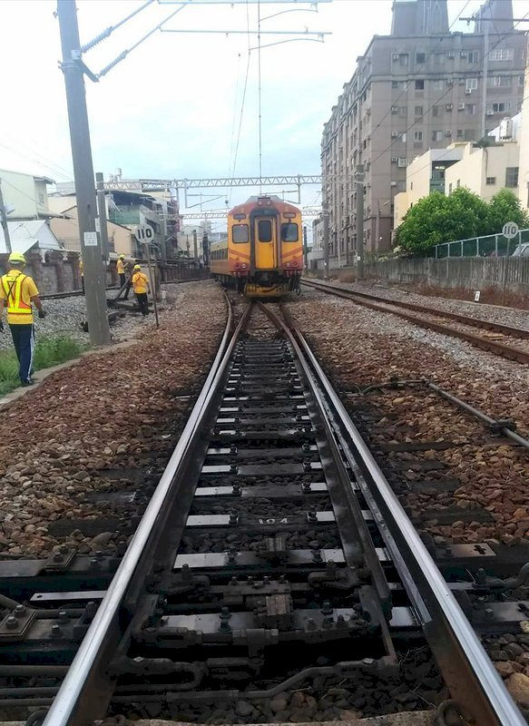 Đoàn tàu Tzi-qiang bị trật đường ray đã hoàn thành khắc phục sau 10 tiếng, khoảng 20.000 hành khách bị ảnh hưởng