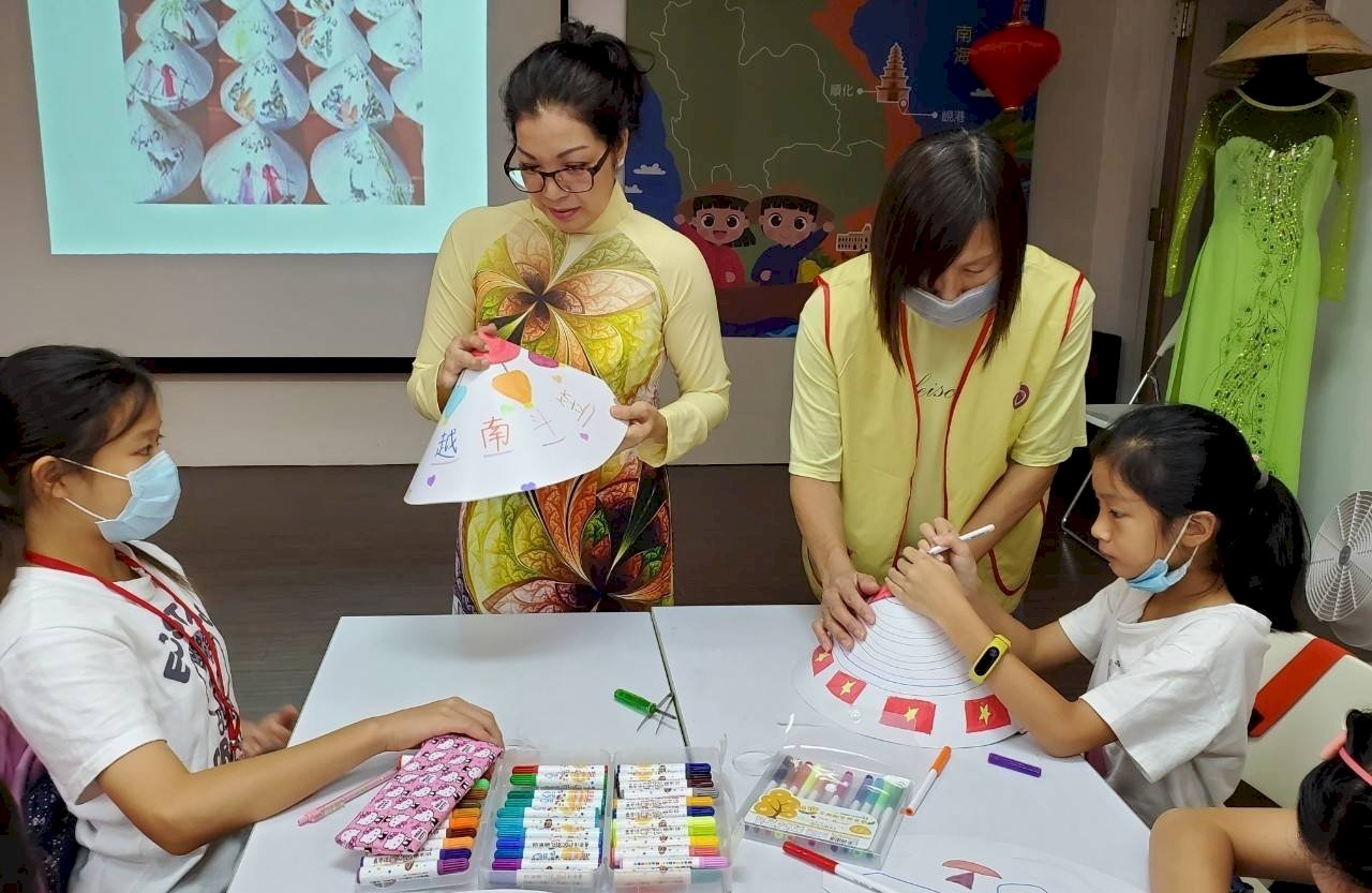Trại trải nghiệm du học 14 nước ở thành phố Tân Bắc, giới thiệu về nón lá và ẩm thực Việt Nam