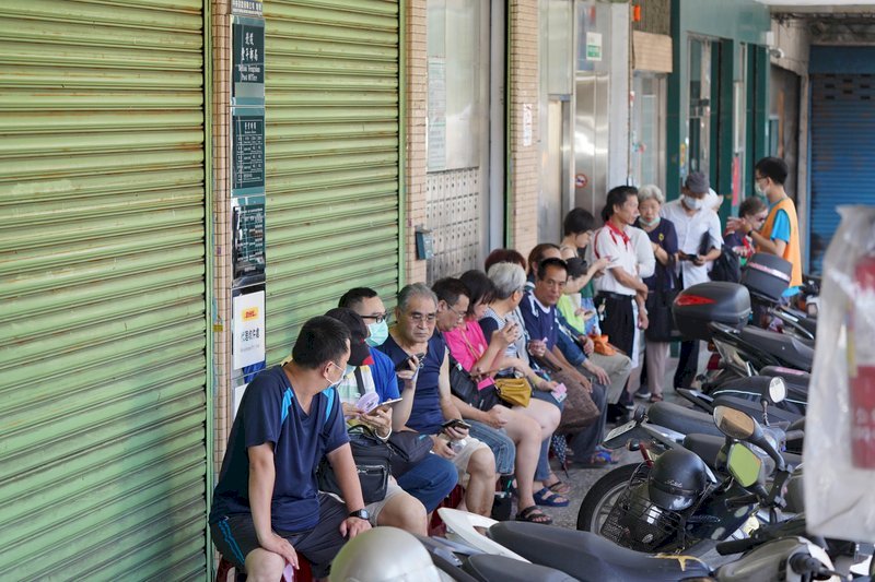 Nhiều bưu điện xuất hiện dòng người xếp hàng dài để chờ mua phiếu mua hàng, dự kiến 18/7 sẽ bán được 1,2 đến 1,5 triệu phiếu