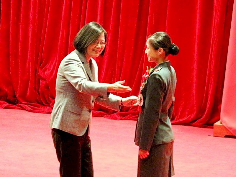 Tổng thống: bất chấp mọi khó khăn trong tương lai, tôi sẽ luôn sát cánh cùng quân đội quốc gia
