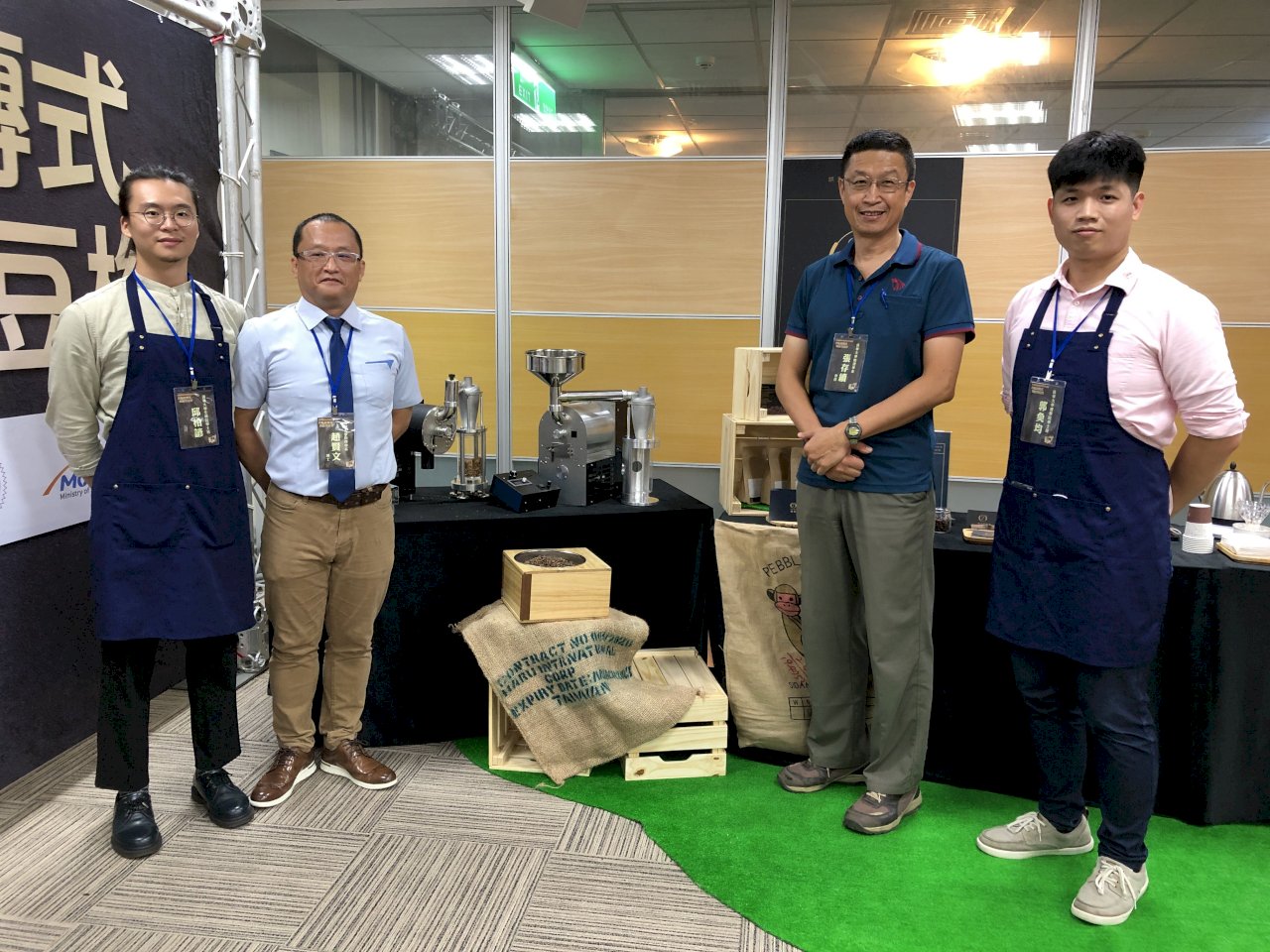 Đại học Thanh Hoa phát minh máy rang cà phê vi sóng