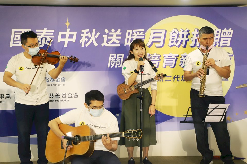 Giới doanh nghiệp, chính phủ và khối nhà trường cùng triển khai chương trình đào tạo thế hệ thứ hai, các gia đình di dân mới được tặng 700 hộp bánh trung thu