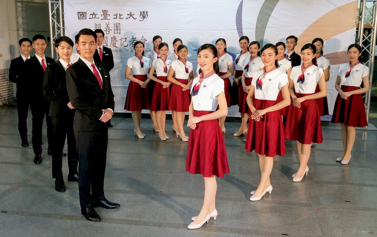 (Video) Đội ngũ thân thiện phục vụ Đại lễ Quốc khánh được huấn luyện cười bằng mắt