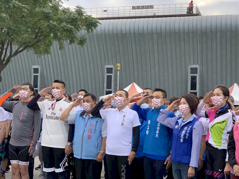 Đạp xe chúc mừng Quốc khánh. Hầu Hữu Nghi : Có sức khỏe mới có thể bảo vệ người dân thành thị