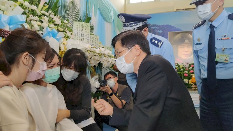 Gửi lời thăm hỏi đến gia quyến của sĩ quan Không quân tử nạn, Bộ trưởng Nghiêm Đức Phát: sẽ thay mới máy bay huấn luyện F-5 tại căn cứ Đài Đông trong vòng 3 năm